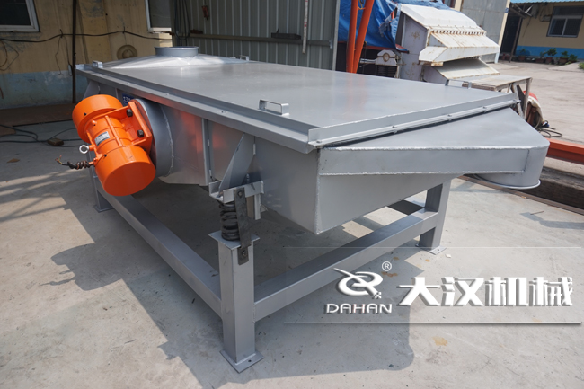 直線振動篩電機在兩側(cè)